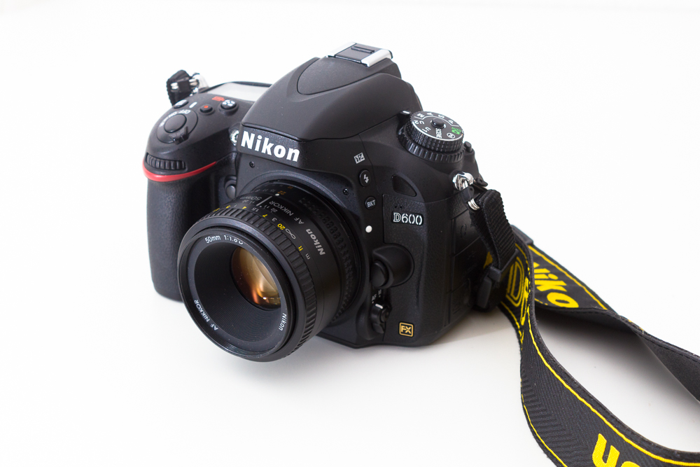 50mm 1.8 an der Nikon D600. Die Kamera ist nicht sehr groß, das Objektiv ist wirklich kompakt.