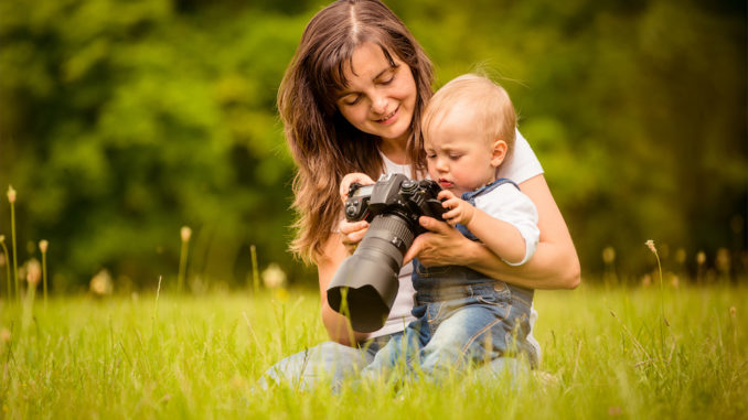 Mutter mit Kind und Kamera 